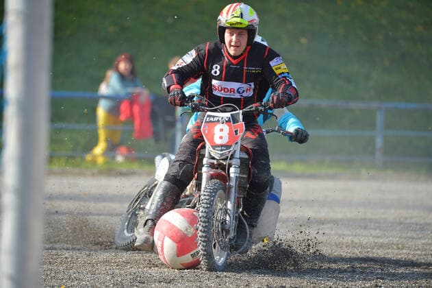 24.10.2020,Motoball-Bundesliga, MSC Philippsburg vs.Taifun Mörsch Mit Vollgas und enger Ballführung wird das gegnerische Tor angefahren. -
