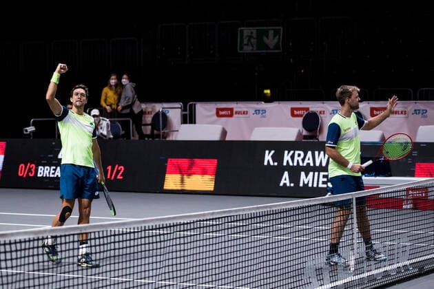 bett1HULKS Championship - ATP, Tennis Herren 250; Koeln, 24.10.2020 MIES und KRAWIETZ bejubeln den Sieg Halbfinale Doppel: Marcus DANIELL (NZL) und Philipp OSWALD (AUT) vs Kevin KRAWIETZ (GER) und Andreas MIES (GER) 3 bett1HULKS Championship - ATP 250 am 24.10.2020 in Koeln (LANXESSarena), Deutschland Copyright: xBEAUTIFULxSPORTS Wunderlx