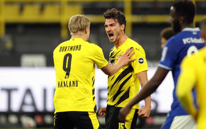 Sport Themen der Woche KW43 firo : 24.10.2020 Fußball: Fussball: 1.Bundesliga Saison 2020 21 BVB , Borussia Dortmund - FC Schalke 04 firo : 24.10.2020 Fußball: Fussball: 1.Bundesliga Saison 2020 21 BVB , Borussia Dortmund - FC Schalke 04 BVB Mats Hummels , Jubel , Freude , lacht , Lachen , Torjubel , Gestik , Geste , nach dem 3:0 , BVB Erling Haland , Haland , Haaland , Gestik , Geste , Foto: Jürgen Fromme firo pool Dortmund Bundesland NRW Deutschland *** firo 24 10 2020 Football 1 Bundesliga Season 2020 21 BVB , Borussia Dortmund FC Schalke 04 firo 24 10 2020 Football 1 Bundesliga Season 2020 21 BVB , Borussia Dortmund FC Schalke 04 BVB Mats Hummels , Cheering , Joy , Joyfulness , Laughing , Laughing , Goal celebration , Gesture , Gesture , after the 3 0 , BVB Erling Haland , Haland , Haaland , Gesture , Gesture , Photo Jürgen Fromme firo pool Dortmund Bundesland NRW Germany Poolfoto Jürgen fromme firo Sportphoto ,EDITORIAL USE ONLY