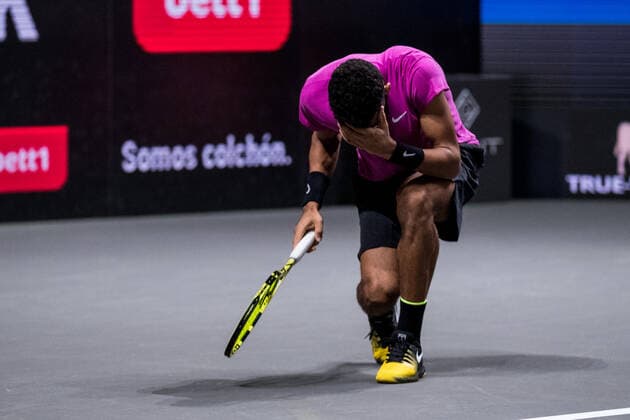 bett1HULKS Championship - ATP, Tennis Herren 250; Koeln, 24.10.2020 Felix AUGER-ALIASSIME (CAN) sinkt frustriert in die Knie Halbfinale Felix AUGER-ALIASSIME (CAN) 5 vs Diego SCHWARTZMAN (ARG) 2 bett1HULKS Championship - ATP 250 am 24.10.2020 in Koeln (LANXESSarena), Deutschland Copyright: xBEAUTIFULxSPORTS Wunderlx
