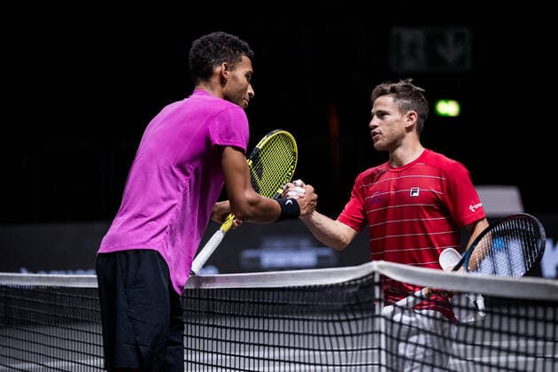 bett1HULKS Championship - ATP, Tennis Herren 250; Koeln, 24.10.2020 Abklatschen nach Spielende: Felix AUGER-ALIASSIME (CAN) und Diego SCHWARTZMAN (ARG) Halbfinale Felix AUGER-ALIASSIME (CAN) 5 vs Diego SCHWARTZMAN (ARG) 2 bett1HULKS Championship - ATP 250 am 24.10.2020 in Koeln (LANXESSarena), Deutschland Copyright: xBEAUTIFULxSPORTS Wunderlx