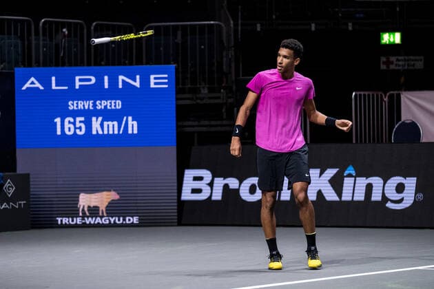 bett1HULKS Championship - ATP, Tennis Herren 250; Koeln, 24.10.2020 Felix AUGER-ALIASSIME (CAN) wirft frustriert seinen Schlaeger Halbfinale Felix AUGER-ALIASSIME (CAN) 5 vs Diego SCHWARTZMAN (ARG) 2 bett1HULKS Championship - ATP 250 am 24.10.2020 in Koeln (LANXESSarena), Deutschland Copyright: xBEAUTIFULxSPORTS Wunderlx