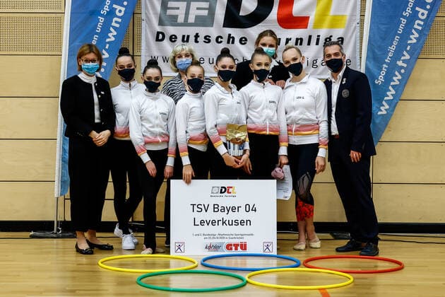 1. Vorrunde der Bundesliga 1+2 in der Rhythmischen Sportgymnastik; 24.10.2020 TSV Bayer 04 Leverkusen (Sarah Geberovitch, Anna Shenenko, Isabell Werner, Sofia Rosenberg, Diana Nemirovski, Aleksandra Podgorsek mit Trainern Ariel Milanesio und Barbara Klima sowie Richterin Liza Uruzova); 1. Vorrunde der Bundesliga 1+2 in der Rhythmischen Sportgymnastik am 24.10.2020 in der Multifunktionshalle der Hermann-Neuberger-Sportschule in Saarbruecken Saarland.