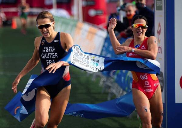 Bilder des Jahres 2020, Sport 10 Oktober Sport Themen der Woche KW43 Spanish athlete Anna Godoy (R) and French Mathilde Gautier cross the finish line as they compete in women s European Cup triathlon event in Barcelona, Spain, 25 October 2020. European Cup triathlon championship !ACHTUNG: NUR REDAKTIONELLE NUTZUNG!  Copyright: xEnricxFontcubertax GRAF7636 20201025-637392348636251997