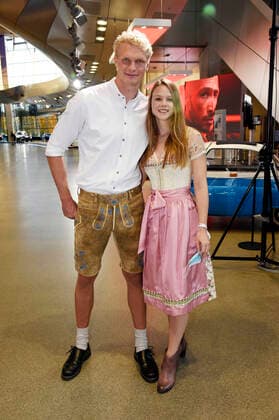 Oliver Zeidler mit Freundin Helen bei der Verleihung vom Bayerischen Sportpreis 2020 in der BMW Welt. München, 24.10.2020 *** Oliver Zeidler with girlfriend Helen at the award ceremony of the Bavarian Sports Prize 2020 at the BMW World Munich, 24 10 2020 Foto:xS.xAdamx xFuturexImage