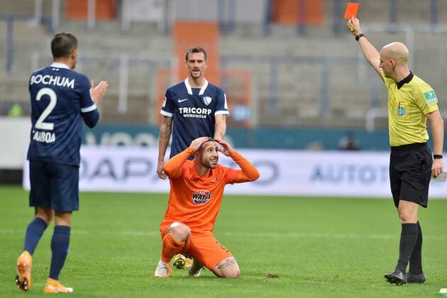 Bilder des Jahres 2020, Sport 10 Oktober Sport Themen der Woche KW43 Sport Bilder des Tages Fußball - 2. Bundesliga - 05. Spieltag VfL Bochum - FC Erzgebirge Aue am 25.10.2020 im Vonovia Ruhrstadion in Bochum Rot, rot Karte Calogero Rizzuto (Erzgebirge Aue) bekommt die rote Karte. *** Football 2 Bundesliga 05 Matchday VfL Bochum FC Erzgebirge Aue on 25 10 2020 at the Vonovia Ruhr Stadium in Bochum Red, red card Calogero Rizzuto Erzgebirge Aue gets the red card MT