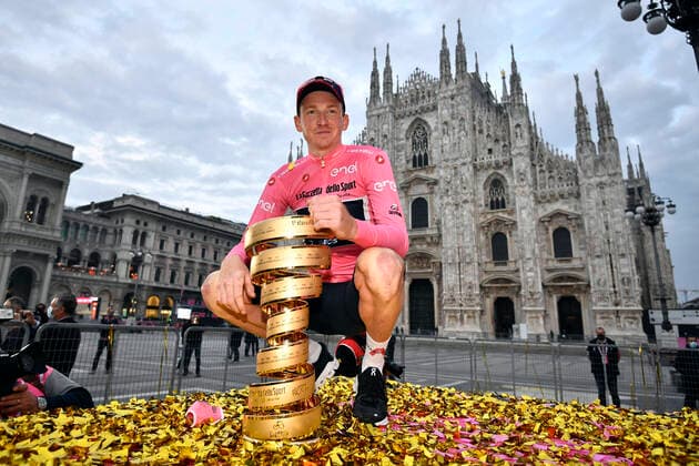 Bilder des Jahres 2020, Sport 10 Oktober Sport Themen der Woche KW43 Sport Bilder des Tages Photo Fabio Ferrari LaPresse October 25, 2020 Italy Cycling Giro d Italia 2020 - 103th edition - Stage 21 - ITT - From Cernusco sul Naviglio to Milano In the pic: GEOGHEGAN HART wins Giro, here with Endless Trophy  Copyright: xFabioxFerrari LaPresse FabioFerrx