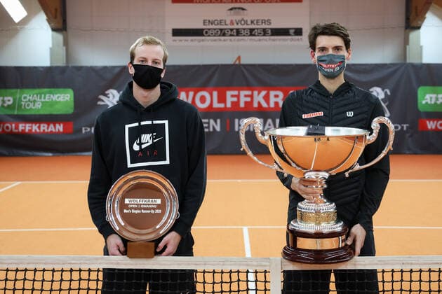 Sieger Marc-Andrea Huesler(SUI) und Finalist Botic van de Zandschulp (NED) mit Pokal, Trophäe Siegerehrung, Praesentation Tennis - Wolffkran Open - ATP, Tennis Herren Challenger - TC Ismaning - Ismaning - Bavaria - Germany - 25 October 2020. Â Copyright: xJuergenxHasenkopfx