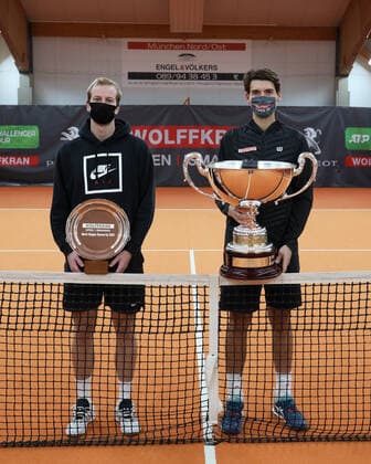 Sieger Marc-Andrea Huesler(SUI) und Finalist Botic van de Zandschulp (NED) mit Pokal, Trophäe Siegerehrung, Praesentation Tennis - Wolffkran Open - ATP, Tennis Herren Challenger - TC Ismaning - Ismaning - Bavaria - Germany - 25 October 2020. Â Copyright: xJuergenxHasenkopfx