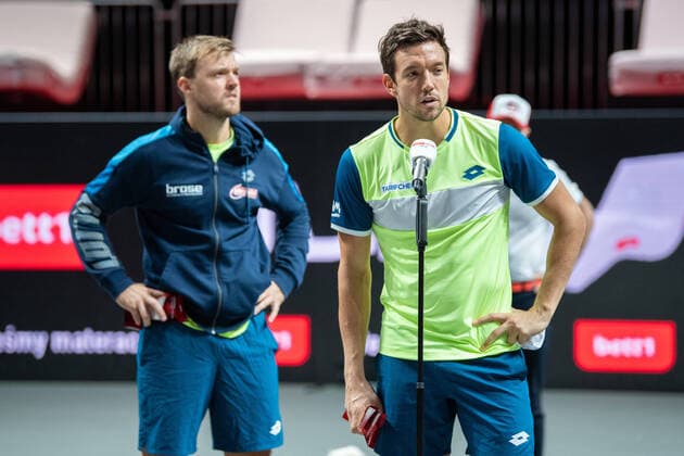 Im Die Zweitplazierten des Doppels Kevin KRAWIETZ (GER) und Andreas MIES (GER) bei der Siegerehrung Kevin KRAWIETZ (GER), Andreas MIES (GER) vs. Raven KLAASEN (RSA), Ben MCLACHLAN (JPN), TENNIS, bett1hulks Indoor, Finale DOPPEL, 25.10.2020 GER, TENNIS, ATP, Tennis Herren TOUR, bett1hulks Championship, Kevin KRAWIETZ (GER), Andreas MIES (GER) vs. Raven KLAASEN (RSA), Ben MCLACHLAN (JPN), FINALE DOPPEL, 25.10.2020 KOELN Copyright: xEibnerxPressefotox xBenjaminxSOELZERx EP_BSO