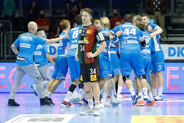 Bilder des Jahres 2020, Sport 10 Oktober Sport Themen der Woche KW43 Sport Bilder des Tages 25.10.2020, xgox, Handball Liqui Moly HBL, SC Magdeburg - TVB Stuttgart emspor, v.l. Stuttgart Jubel ueber den Sieg, Jubel nach Spielende, Michael Damgaard (Magdeburg, 34) enttaeuscht, schaut enttaeuscht, niedergeschlagen, disappointed GETEC Arena *** 25 10 2020, xgox, Handball Liqui Moly HBL, SC Magdeburg TVB Stuttgart emspor, from l Stuttgart cheering for the win, cheering after the end of the game, Michael Damgaard Magdeburg, 34 disappointed, looks disappointed, down, disappointed GETEC Arena