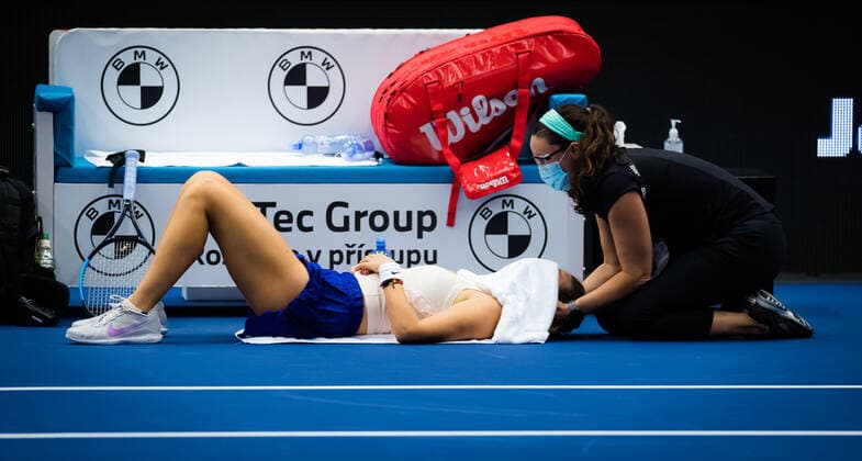 October 25, 2020, Ostrava, CZECH REPUBLIC: Victoria Azarenka of Belarus receives medical attention during the final of the 2020 J&T Banka Ostrava Open WTA, Tennis Damen Premier tennis tournament against Aryna Sabalenka of Belarus Ostrava CZECH REPUBLIC - ZUMAa181 20201025_zaa_a181_090 Copyright: xRobxPrangex