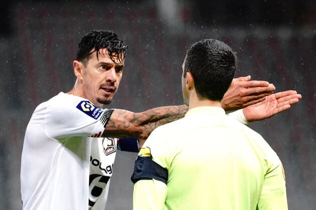 Jose Fonte (Lille) - Franck Schneider (arbitre) FOOTBALL : OGC Nice vs Lille - Nice - 25 10 2020 NorbertScanella PanoramiC 