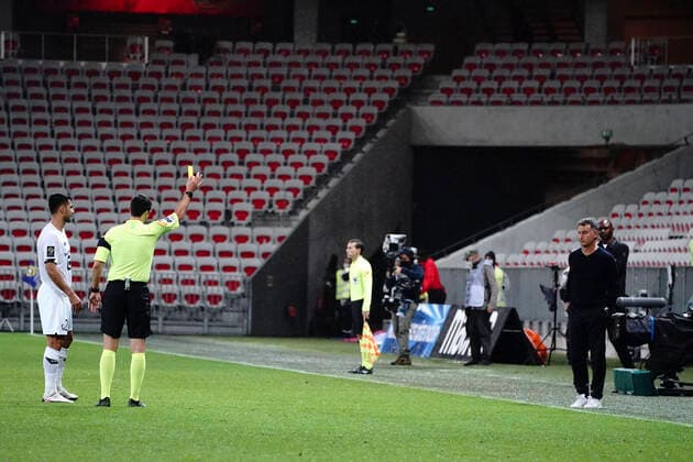 Carton jaune - Christophe Galtier (entraineur de l equipe de Lille) - Franck Schneider (Arbitre) FOOTBALL : OGC Nice vs Lille - Nice - 25 10 2020 NorbertScanella PanoramiC 