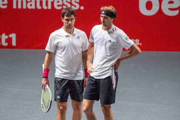 Alexander ZVEREV (re., GER) und Mischa ZVEREV (GER) bersprechen sich, redet, redend, spricht, sprechend, Tennis, bett1HULKS Championship 2020, ATP, Tennis Herren 250 Turnier am 22.10.2020 in Koeln Deutschland. Â