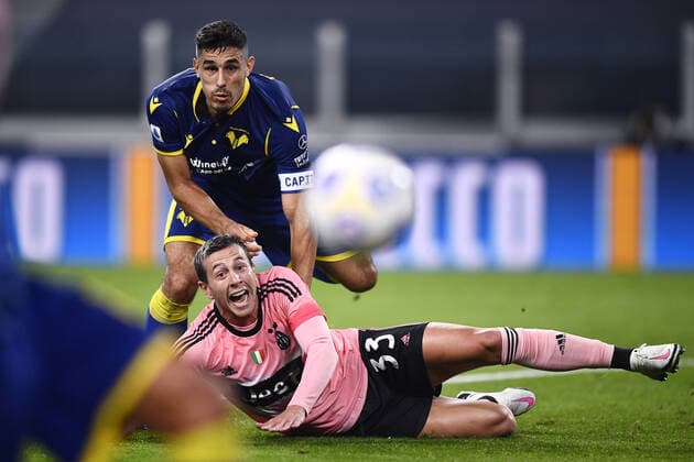 Bilder des Jahres 2020, Sport 10 Oktober Sport Themen der Woche KW43 Sport Bilder des Tages Torino 25 10 2020 - campionato di calcio serie A Juventus-Hellas Verona foto Image nella foto: Federico Bernardeschi-Davide Faraoni 