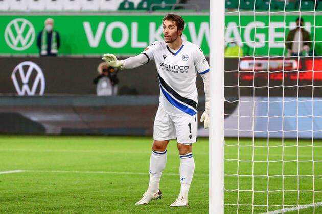 25.10.2020, xtgx, Fussball 1. Bundesliga, VfL Wolfsburg - Arminia Bielefeld emspor, v.l. Stefan Ortega Moreno (Bielefeld, 1) Freisteller, Einzelbild, Ganzkoerper, single frame gibt Anweisungen, gestikuliert mit den Armen, gesticulate, gives instructions (DFL DFB REGULATIONS PROHIBIT ANY USE OF PHOTOGRAPHS as IMAGE SEQUENCES and or QUASI-VIDEO) Wolfsburg