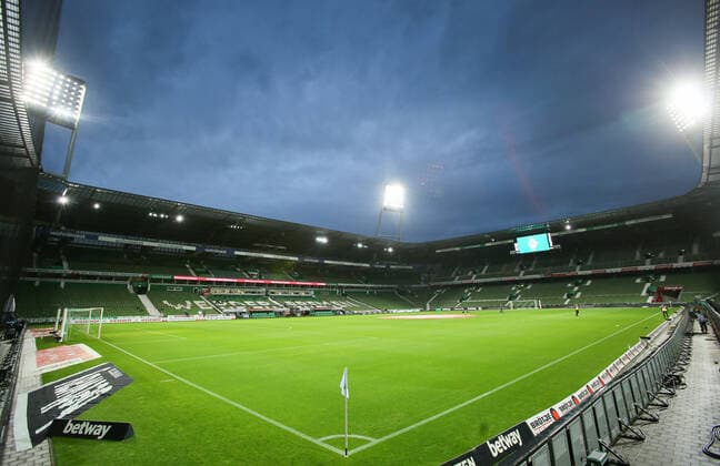 Feature: Stadionübersicht Übersicht Wohninvest Weserstadion ohne Fans in der Dämmerung beim Spiel zwischen Werder Bremen und TSG Hoffenheim , 25.10.2020. GER, Fussball, Bundesliga, Werder Bremen - TSG Hoffenheim, 25.10.2020 Bremen Copyright: xSudheimerx Eibner-Pressefotox EP_eer