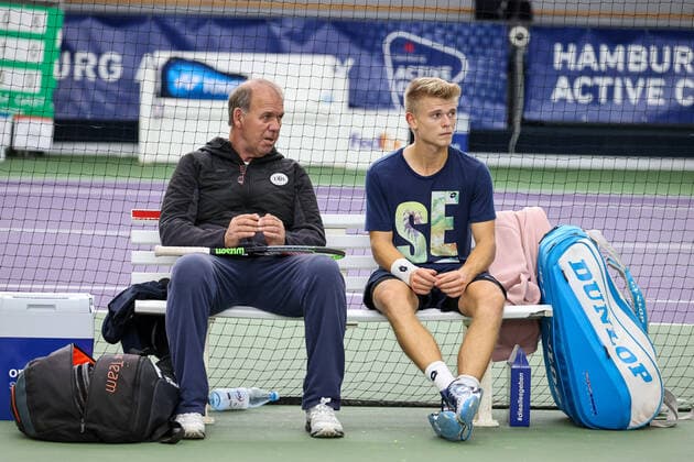 Im Bild: Jan Velthuis (Bundestrainer) mit Marvin MOELLER (GER) TENNIS CHALLENGER HAMBURG - presented by TANNENHOF, Hamburg, Hamburger Tennisverband, 26.10.2020,