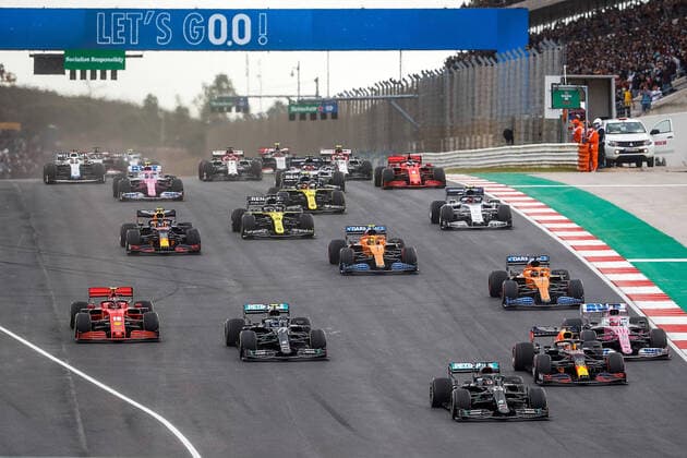 FORMULA 1 HEINEKEN PORTUGUESE GRAND PRIX 2020 25.10.2020, Autodromo Internacional do Algarve, Portimao, FORMULA 1 HEINEKEN PORTUGUESE GRAND PRIX 2020,im Bild Rennstart: Lewis Hamilton (GB 44), Mercedes-AMG Petronas F1 Team, Valtteri Bottas (FIN 77), Mercedes-AMG Petronas F1 Team, Max Verstappen (NEL 33), Aston Martin Red Bull Racing, Charles Leclerc (MCO 16), Scuderia Ferrari, Sergio Perez (MEX 11), BWT Racing Point F1 Team, Carlos Sainz Jr. (SPA 55), McLaren F1 Team, Lando Norris (GBR 4), McLaren F1 Team, Alexander Albon (GBR 23), Aston Martin Red Bull Racing, Sebastian Vettel (GER 5), Scuderia Ferrari, Daniel Ricciardo (AUS 3), Renault DP World F1 Team, Esteban Ocon (FRA 31), Renault DP World F1 Team, Kimi Raikkonen (FIN 7), Alfa Romeo Racing ORLEN, Antonio Giovinazzi (ITA 99), Alfa Romeo Racing ORLEN, Pierre Gasly (FRA 10), Scuderia AlphaTauri Honda, Daniil Kvyat (RUS 26), Scuderia AlphaTauri Honda, Nicholas Latifi (CAN 6), Rokit Williams Racing, George Russel (GBR 63), Rokit Williams Racing, Lance Stroll (CAN 18), BWT Racing Point F1 Team, Romain Grosjean (FRA 8), Haas F1 Team, Kevin Magnussen (DNK 20), Haas F1 Team
