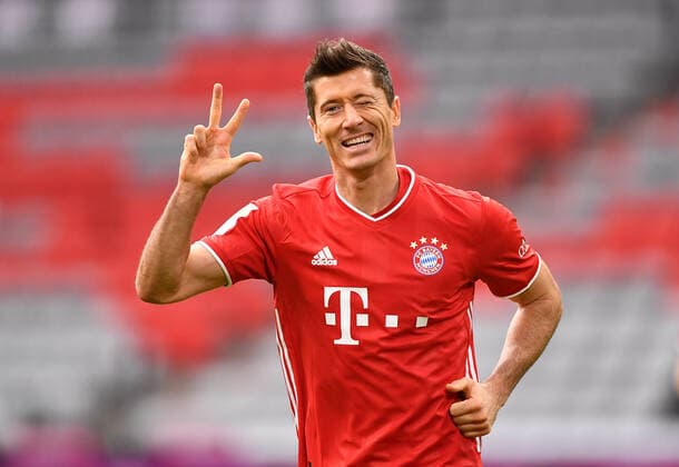 Fussball 3:0 Tor, Jubel Bayern, der dreifache Torschuetze Robert Lewandowski (Bayern) Muenchen, 24.10.2020, Fussball Bundesliga, FC Bayern Muenchen - Eintracht Frankfurt Muenchen
