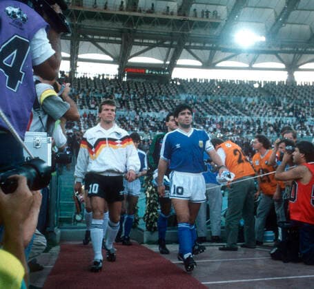 Archivbilder der Woche Sport KW44 WM 90 Finale Deutschland - Argentinien 1:0 08.07.1990. Lothar Matthäus (l.) und Diego Maradona kommen auf den Platz. *** World Cup 90 Final Germany Argentina 1 0 08 07 1990 Lothar Matthäus l and Diego Maradona take the place HM