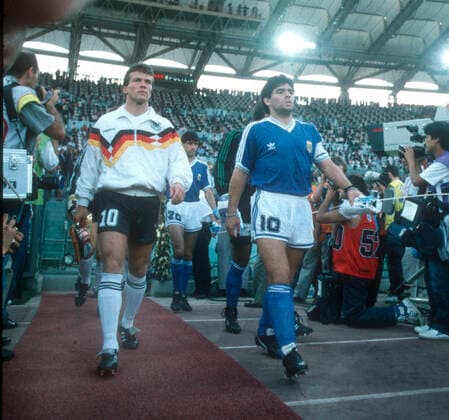WM 90 Finale Deutschland - Argentinien 1:0 08.07.1990. Lothar Matthäus (l.) und Diego Maradona kommen auf den Platz. *** World Cup 90 Final Germany Argentina 1 0 08 07 1990 Lothar Matthäus l and Diego Maradona take the place HM