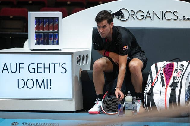 Dominic Thiem (AUT) sitzt auf der Bank und trinkt ein Getraenk seines Sponsors waehrend der Spielpause Tennis - ERSTE BANK OPEN 2020 - ATP, Tennis Herren 500 - Stadthalle - Wien - - Oesterreich - 27 October 2020. Â Copyright: xJuergenxHasenkopfx