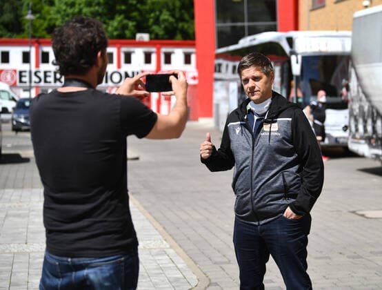 Fussball, Herren, Saison 2019 2020, 1. Bundesliga, 1. FC Union Berlin, Abfahrt der Mannschaft vom Stadion An der Alten Försterei ins Quarantäne-Trainingslager in Barsinghausen, v. l. Robert Dost (AFTV), Profifußball-Geschäftsführer Oliver Ruhnert (1. FC Union Berlin), 09.05. 2020, Copyright: xMatthiasxKochx