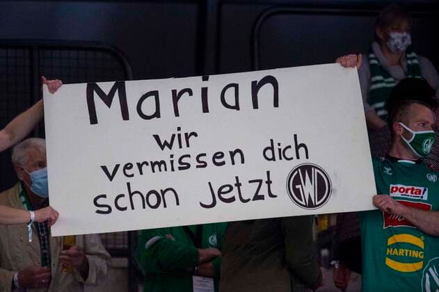 25.10.2020 - Handball, 2020 2021, 1. Bundesliga, 5. Spieltag, GWD Minden - Füchse Berlin: Famplakat mit Aufschrift Marian, wir vermissen dich schon jetzt für Marian Michalczik (Berlin), der im Sommer von Minden nach Berlin wechselte Lübbecke Nordrhein-Westfalen Deutschland Kreissporthalle