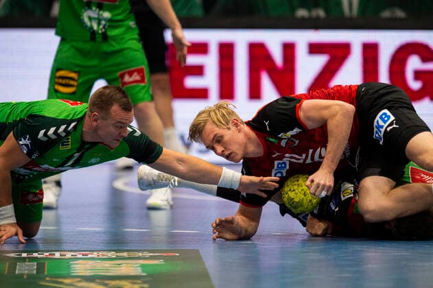 25.10.2020 - Handball, 2020 2021, 1. Bundesliga, 5. Spieltag, GWD Minden - Füchse Berlin: (L-R) Christian Zeitz (Minden), Marian Michalczik (Berlin) Lübbecke Nordrhein-Westfalen Deutschland Kreissporthalle