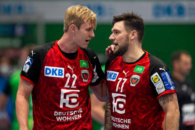 25.10.2020 - Handball, 2020 2021, 1. Bundesliga, 5. Spieltag, GWD Minden - Füchse Berlin: (L-R) Marian Michalczik (Berlin), Johan Koch (Berlin) Lübbecke Nordrhein-Westfalen Deutschland Kreissporthalle