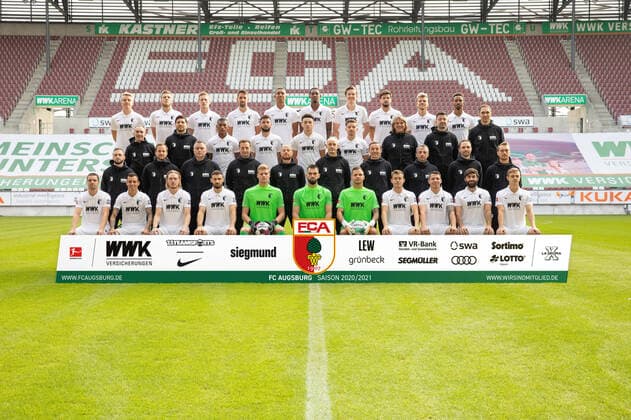 FC Augsburg 1907; 1.BL, Porträttermin 2020 2021, Mannschaftsfoto, hi. Reihe v.li.: Felix Götze, Jeffrey Gouweleeuw, Andrà Hahn, Rani Khedira, Felix Uduokhai, Reece Oxford, Michael Gregoritsch, Tobias Strobl, Florian Niederlechner, Noah Sarenren Bazee; 2. Reihe v. hinten: Salvatore Belardo (Zeugwart), Benjamin Brust (Videoanalyst), Carlos Gruezo, Marco Richter, Ruben Vargas, Mads Pedersen, Dr. Andreas Weigel, Dr. Christian Wimmer, Dr. Florian Elser (Mannschaftsärzte); 3. Reihe v. hinten: Martin Miller, Rudi Ehmann, Markus Zeyer (Physiotherapeuten) , Kristian Barbuscak (Torwarttrainer), Jonas Scheuermann (Co-Trainer), Heiko Herrlich (Trainer), Tobias Zellner (Co-Trainer), Iraklis Metaxas (Co-Trainer), Daniel Müller, Andreas Bäumler (Reha- und Athletiktrainer); vordere Reihe v.li.: Raphael Framberger, Amaral Borduchi, Iago, Hans Fredrik Jensen, Daniel Caligiuri, Benjamin Leneis, Tomas Koubek, Rafal Gikiewicz, Alfred Finnbogason, Marek Suchy, Jan Moravek, Robert Gumny.