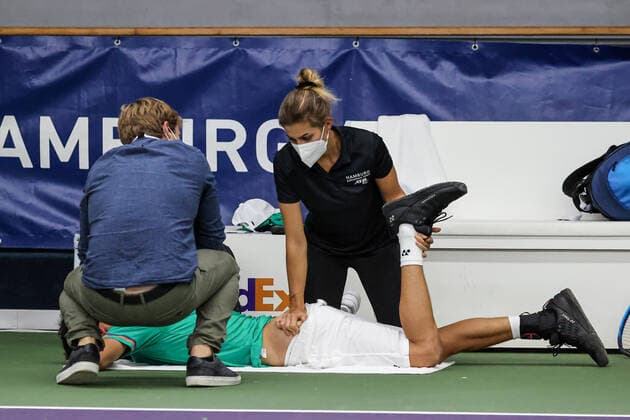 Im Bild: Daniel Altmaier (GER WC) 4 - medizinische Behandlung nach Sturz in die Platzbegrenzung TENNIS CHALLENGER HAMBURG - presented by TANNENHOF, Hamburg, DTB-Stützpunkt Hamburg, 28.10.2020,