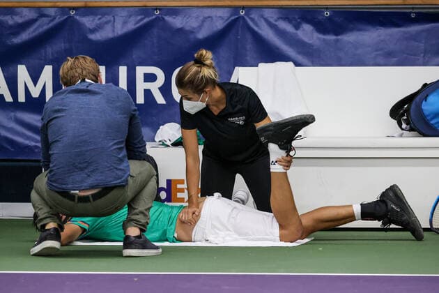Im Bild: Daniel Altmaier (GER WC) 4 - medizinische Behandlung nach Sturz in die Platzbegrenzung TENNIS CHALLENGER HAMBURG - presented by TANNENHOF, Hamburg, DTB-Stützpunkt Hamburg, 28.10.2020,