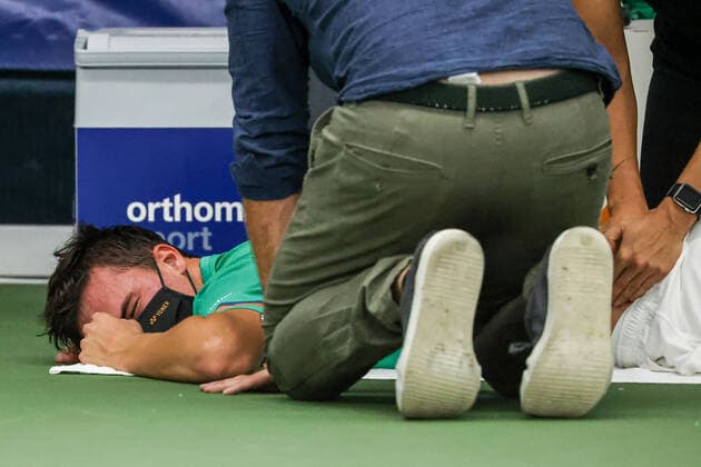 Im Bild: Daniel Altmaier (GER WC) 4 - medizinische Behandlung nach Sturz in die Platzbegrenzung TENNIS CHALLENGER HAMBURG - presented by TANNENHOF, Hamburg, DTB-Stützpunkt Hamburg, 28.10.2020,