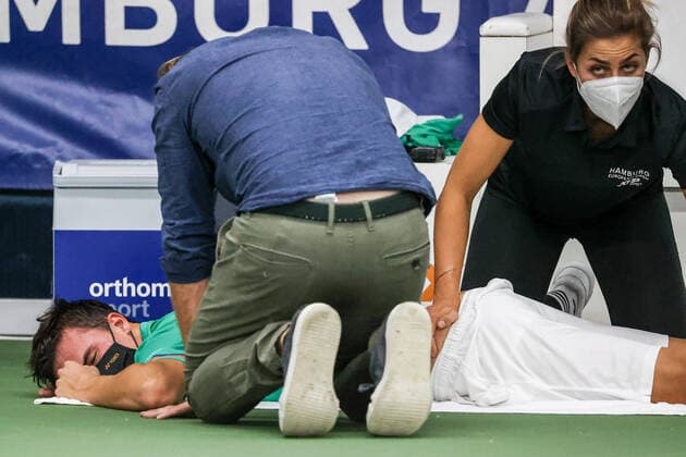 Sport Themen der Woche KW44 Sport Bilder des Tages Im Bild: Daniel Altmaier (GER WC) 4 - medizinische Behandlung nach Sturz in die Platzbegrenzung TENNIS CHALLENGER HAMBURG - presented by TANNENHOF, Hamburg, DTB-Stützpunkt Hamburg, 28.10.2020,