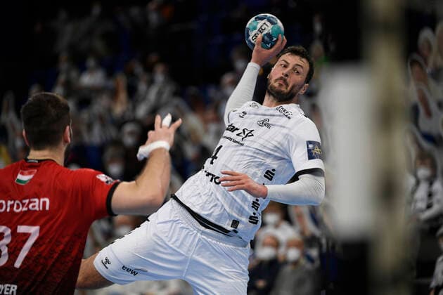 Domagoj Duvnjak (THW Kiel, 4) steigt hoch und trifft, Handball, Männer, THW Kiel vs Telekom Veszprem, Champions-League, 6. Spieltag, Gruppenphase, 28.10.20 Kiel Wunderino-Arena Schleswig-Holstein Germany