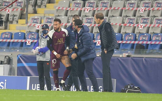 Bilder des Jahres 2020, Sport 10 Oktober Sport Themen der Woche KW44 Sport Bilder des Tages Paris Saint-Germain s Neymar injured during Medipol Basaksehir - Paris Saint-Germain UEFA Champions League Game at Basaksehir Stadium in Istanbul, October 28th , 2020. ( Copyright: TolgaxAdanalix-xDepoxPhotos 16902716