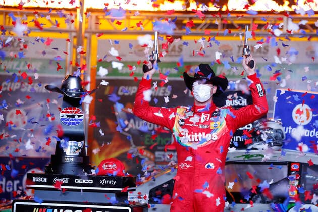 Sport Bilder des Tages October 28, 2020, Fort Worth, Texas, USA: Kyle Busch (18) wins the Autotrader EchoPark Automotive 500 at Texas Motor Speedway in Fort Worth, Texas. Fort Worth USA - ZUMAa161 20201028_zaa_a161_032 Copyright: xStephenxA.xArcex