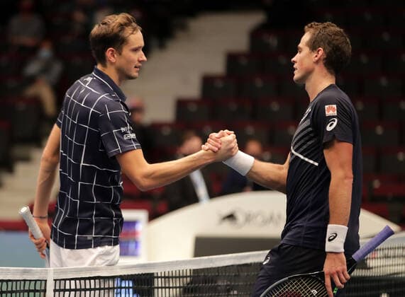 TENNIS - ATP, Tennis Herren Erste Bank Open VIENNA,AUSTRIA,29.OCT.20 - TENNIS - ATP World Tour, Erste Bank Open. Image shows Daniil Medvedev (RUS) and Vasek Pospisil (CAN). GEPAxpictures xWalterxLuger