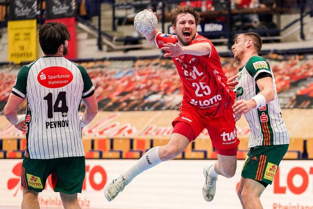 Bilder des Jahres 2020, Sport 10 Oktober Sport Themen der Woche KW44 Sport Bilder des Tages v.li.: Evgeni Pevnov (Die Recken, 14), Dominik Mappes (Die Eulen, 25), Nejc Cehte (Die Recken, 3), beim Sprungwurf, Wurf, Torwurf, Action, Aktion, Spielszene, 29.10.2020, Ludwigshafen am Rhein (Deutschland), Handball, Bundesliga, TSG Ludwigshafen-Friesenheim (Die Eulen) - TSV Hannover-Burgdorf *** v li Evgeni Pevnov Die Recruits, 14 , Dominik Mappes Die Eulen, 25 , Nejc Cehte Die Recruits, 3 , at the jump shot, throw, goal throw, action, action, game scene, 29 10 2020, Ludwigshafen am Rhein Germany , Handball, Bundesliga, TSG Ludwigshafen Friesenheim Die Eulen TSV Hannover Burgdorf xozx