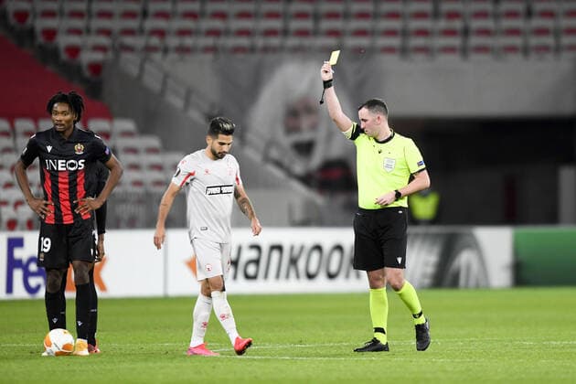 Chris Kavanagh (ARBITRE) - CARTON JAUNE FOOTBALL : Nice vs Hapoel Beer Sheva - Ligue Europa - 29 10 2020 FEP Panoramic 