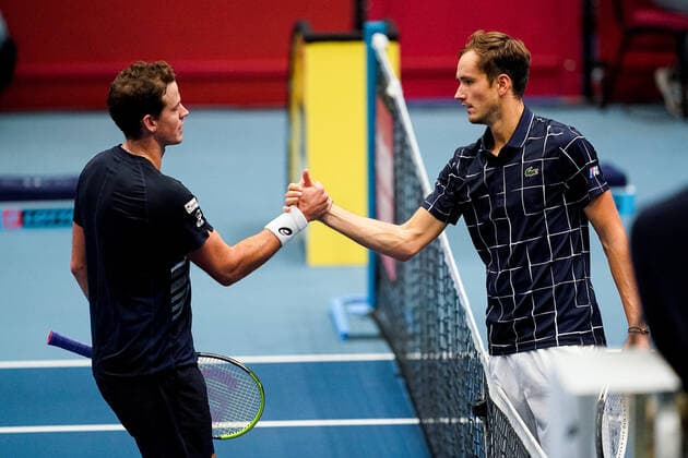 29.10.2020, Wiener Stadthalle, Wien, AUT, ATP, Tennis Herren Tour, Erste Bank Open, im Bild v. l. Vasek Pospisil (CAN), Daniil Medvedev (RUS) f. l. Vasek Pospisil of Canada, Daniil Medvedev of Russia during the Erste Bank Open of the ATP Tour at the Wiener Stadthalle in Vienna, Austria on 2020 10 29.