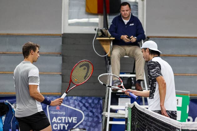 Im Bild: Henri Laaksonen (SUI) 6 und Taro Daniel (JPN) 2 TENNIS CHALLENGER HAMBURG - presented by TANNENHOF, Hamburg, DTB-Stützpunkt Hamburg, 30.10.2020,