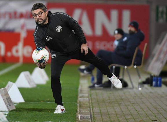 Fußball, Trainerhistorie, Kickers Offenbach 30.10.2020, xpsx, Fussball Regionalliga Suedwest, Kickers Offenbach - TSV Schott Mainz v.l. Trainer Angelo Barletta (Offenbacher Kickers) (DFL DFB REGULATIONS PROHIBIT ANY USE OF PHOTOGRAPHS as IMAGE SEQUENCES and or QUASI-VIDEO) emspor Offenbach