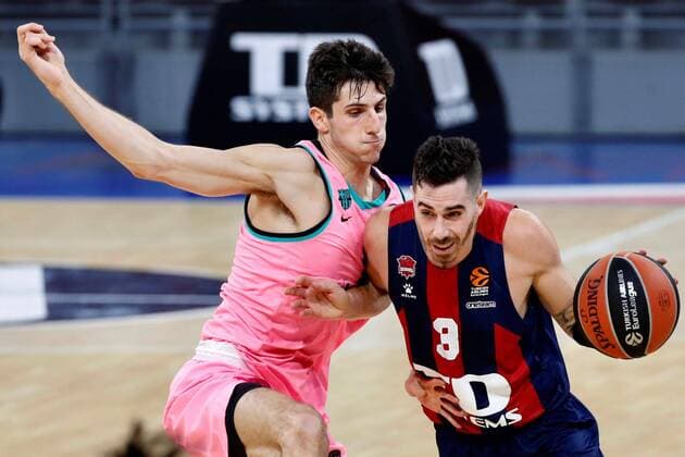 Baskonia s Luca Vildoza (R) in action against FC Barcelona, Barca s Leandro Bolmaro (L) during their Euroleague game between TD Systems Baskonia and FC Barcelona Lassa at Buesa Arena pavilion in Vitoria, Basque Country, Spain, 30 October 2020. TD Systems Baskonia - FC Barcelona Lassa !ACHTUNG: NUR REDAKTIONELLE NUTZUNG!  Copyright: xDAVIDxAGUILARx GRAF1407 20201030-637396902843390617