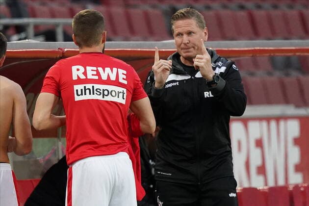 GER, 1. FBL, 1.FC Koeln vs. FC Bayern Muenchen 31.10.2020, RheinEnergieStadion, Koeln, GER, 1. FBL, 1.FC Koeln vs. FC Bayern Muenchen, im Bild picture shows: Markus Gisdol Trainer, Headcoach (1.FC Koeln), erklaert Dominick Drexler (FC Koeln 24), die Strategie Foto nordphoto Meuter Pool DFL regulations prohibit any use of photographs as image sequences and or quasi-video Koeln RheinEnergieStadion Nordrhein-Westfalen Germany