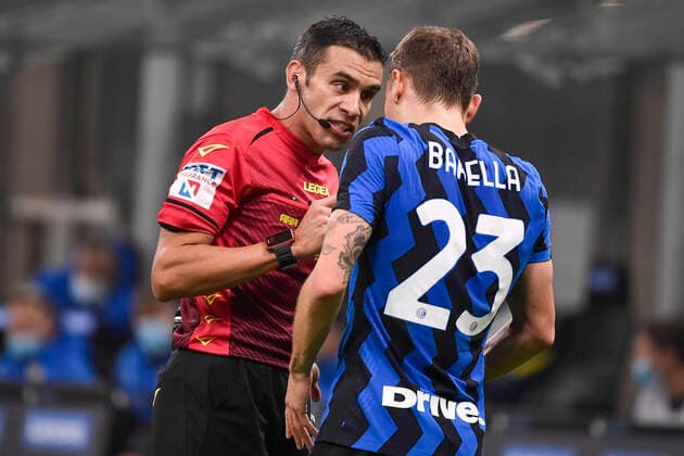 Photo Marco Alpozzi LaPresse October 31, 2020 Milan, Italy soccer Inter Vs Parma - Italian Football Championship League A TIM 2020 2021 - Stadio Giuseppe Meazza In the pic: referee Marco Piccinini, Nicolo Barella (FC Internazionale Milano);  Copyright: xMarcoxAlpozzi LaPressex