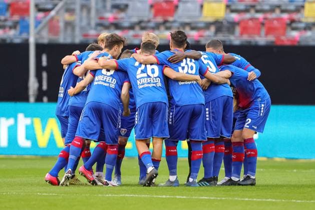 Duesseldorf, Deutschland 31.10.2020,Spieler von KFC Uerdingen bilden einen Teamkreis , Fußball 3. Liga, 8. Spieltag, KFC Uerdingen - 1. FC Saarbruecken am 31.10.2020 in der Merkur Spiel-Arena in Duesseldorf ( Duesseldorf Merkur Spiel-Arena Nordrhein-Westfalen Deutschland Copyright: xStefanxBrauerx